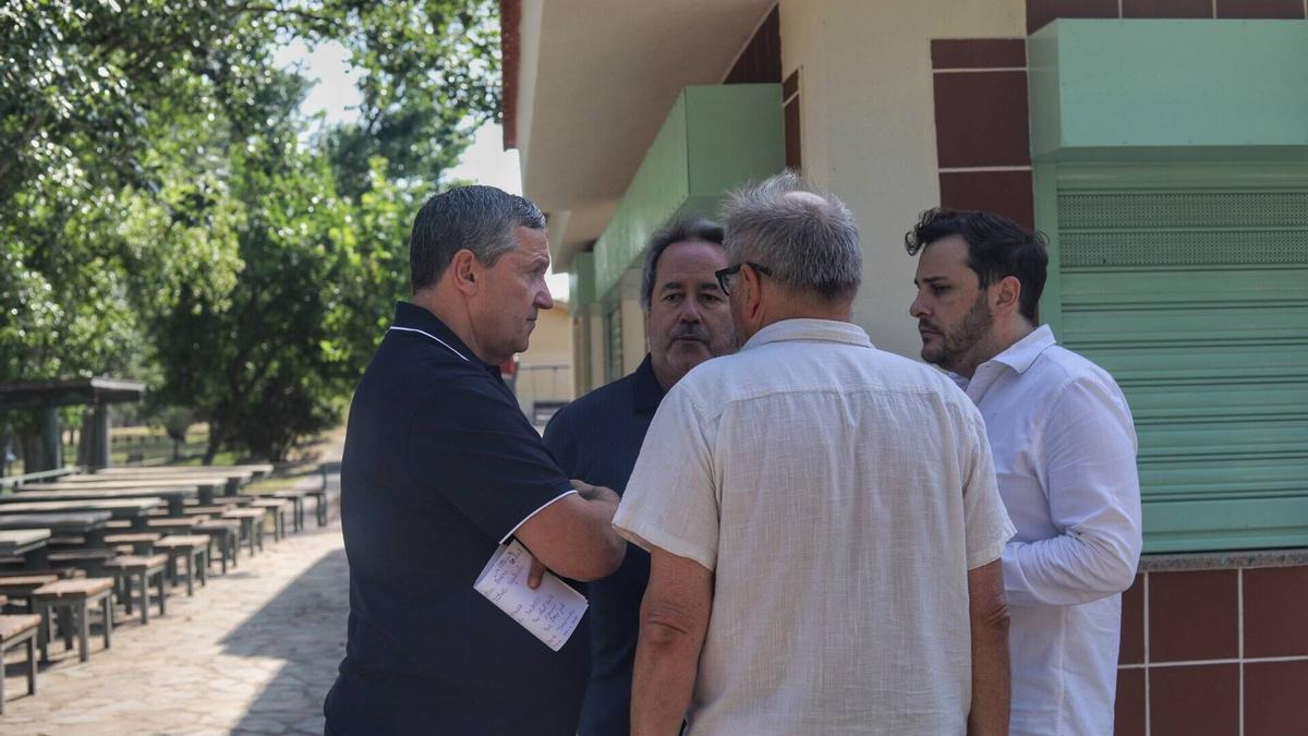 El presidente de la Diputación de Zamora Javier Faúndez; el diputado de Educación, Cultura y Turismo, Víctor López de la Parte; el alcalde de Zamora, Francisco Guarido; y el concejal de Turismo, Christoph Strieder; visitan las obras del edificio de Los Pelambres