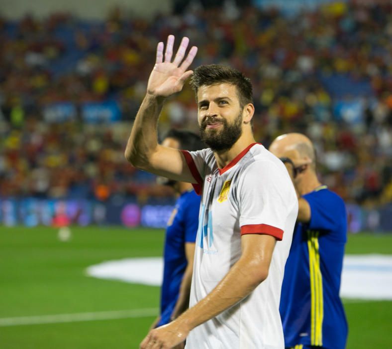 Piqué, saludando.