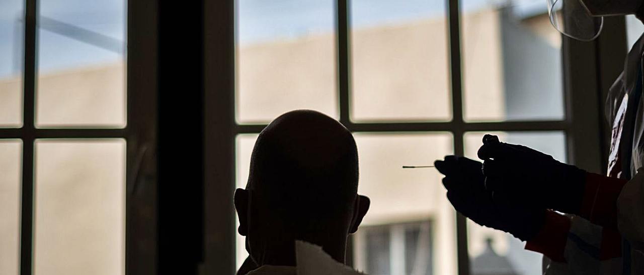 Un residente en un centro de mayores de Tenerife durante un cribado del Covid-19. | | ANDRÉS GUTIÉRREZ TABERNE