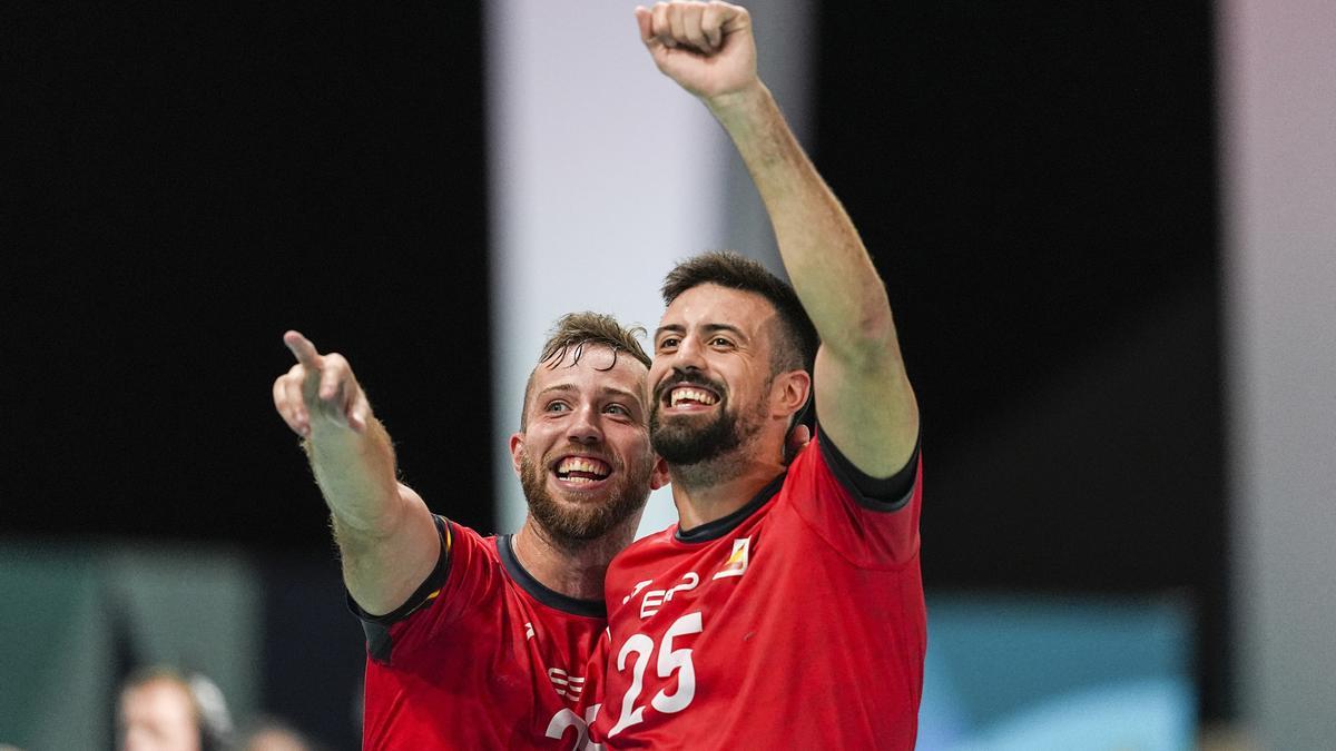 Los internacionales españoles de balonmano Aleix Gómez y Agustín Casado