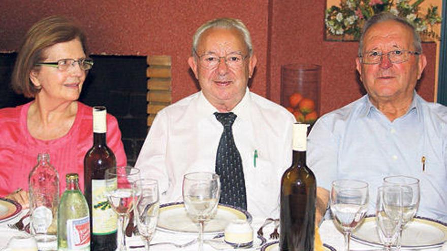 El padre Benito Sieiro (derecha) en sus Bodas de Oro, con su primo Manuel Comesaña y la esposa de este, Pilar Amado de Lema. // FdV