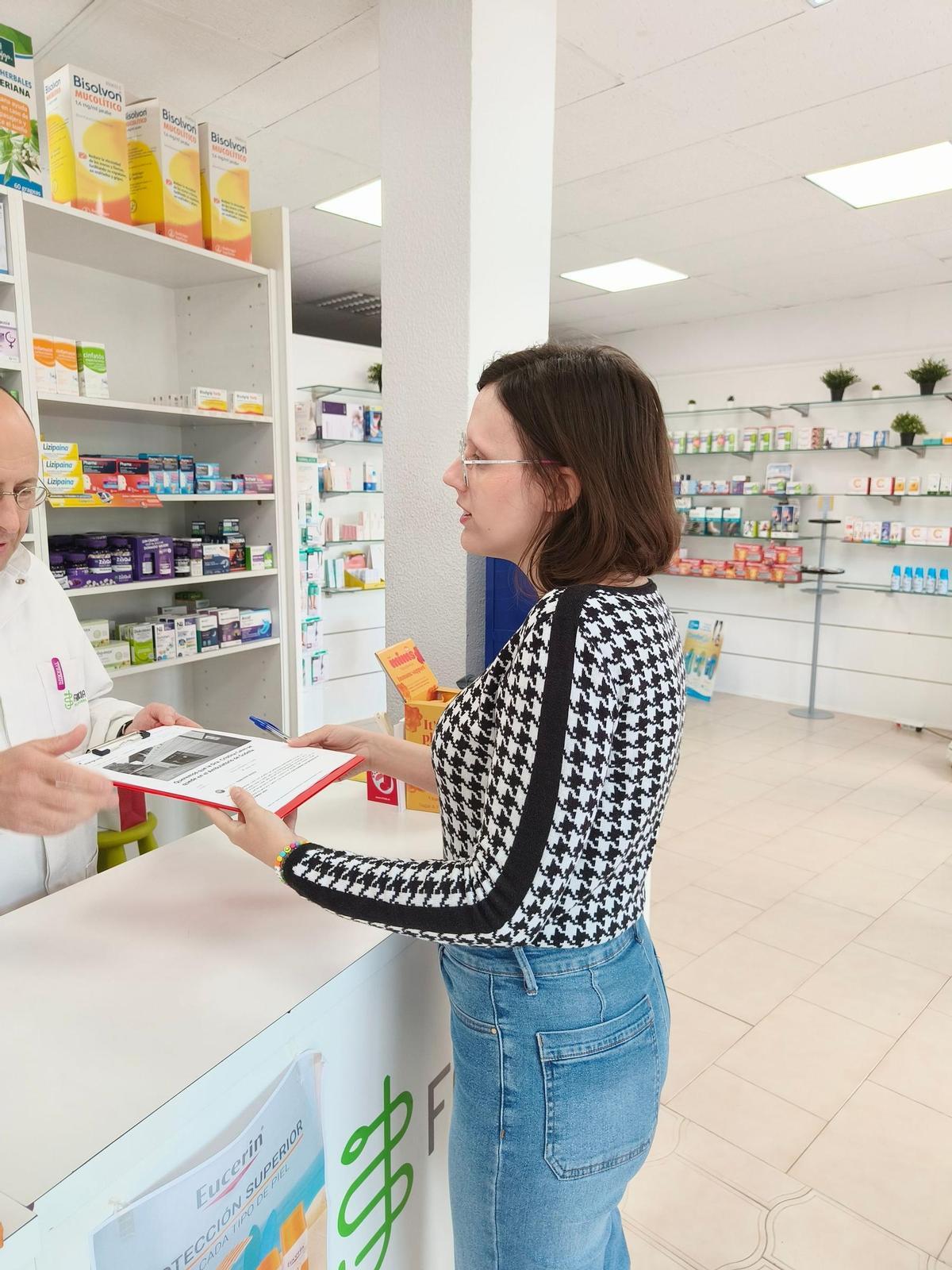 Una farmacia local recibe la hoja de firmas.