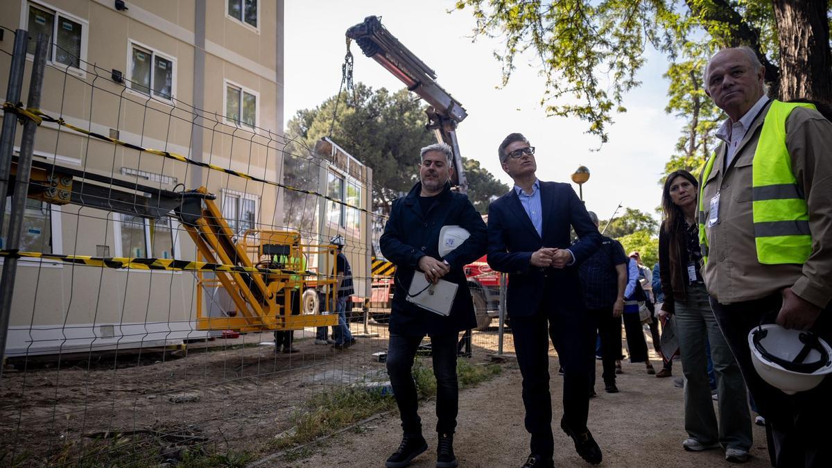El concejal de Urbanismo, Víctor Serrano, este martes en las obras de una rehabilitación de viviendas en Zaragoza.