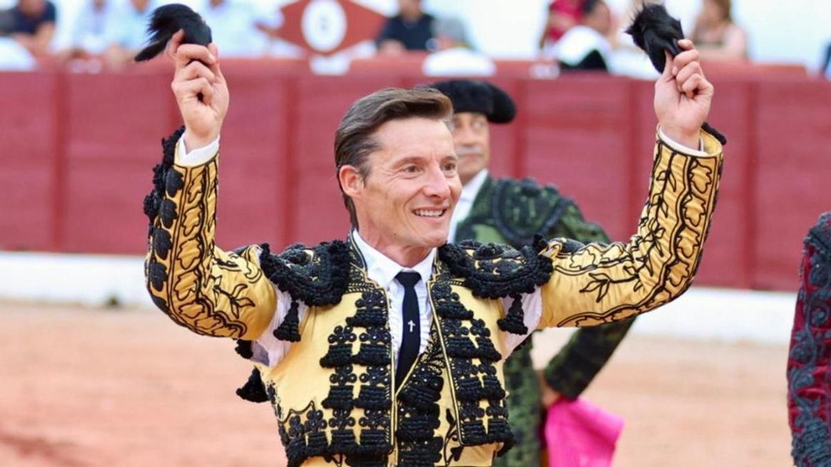 Diego Urdiales pasea las dos orejas del cuarto, ayer en Colmenar Viejo