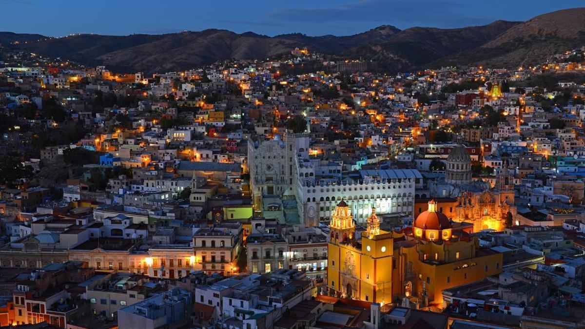 Vista nocturna de la ciudad mexicana de Guajanato.