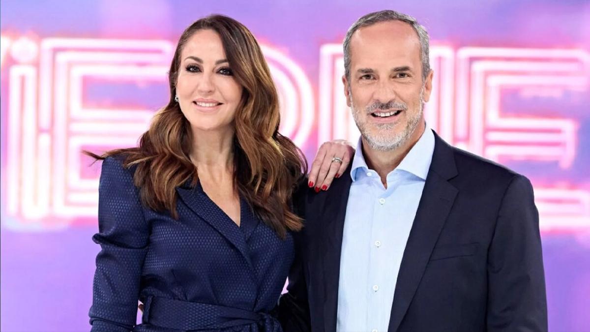 Beatriz Archidona y Santi Acosta, presentadores de '¡De viernes!'