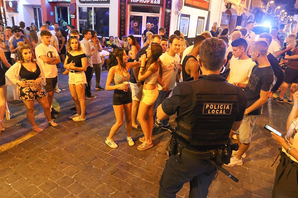 Una noche con la Policía en el West End en Sant Antoni (Ibiza)