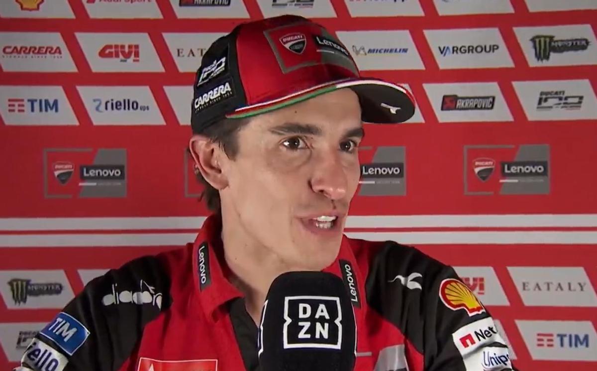 Marc Márquez atendiendo a DAZN