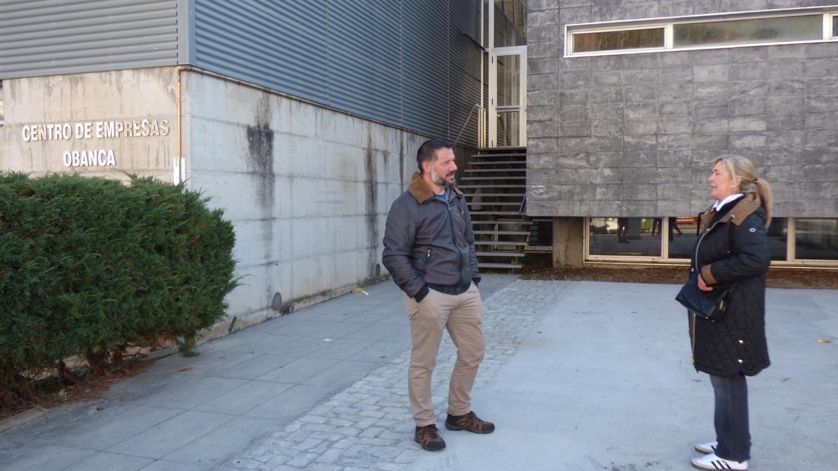 Los concejales Carmen Rodríguez y Ángel Menéndez en el Centro de Empresas.
