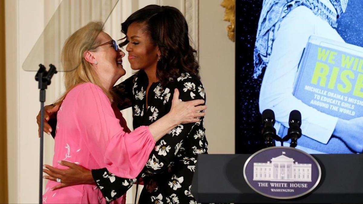 Michelle Obama y Meryl Streep se abrazan durante la presentación del documental 'We will rise', el pasado martes en la Casa Blanca.