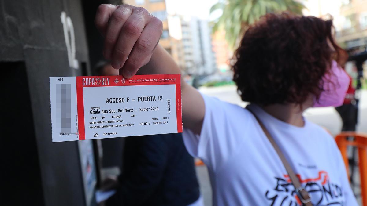 Una aficionada logra una entrada para asistir a la final en las taquillas de Mestalla.