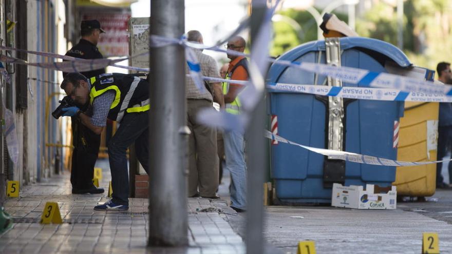 Un agente toma imágenes del lugar de la calle Frigiliana.