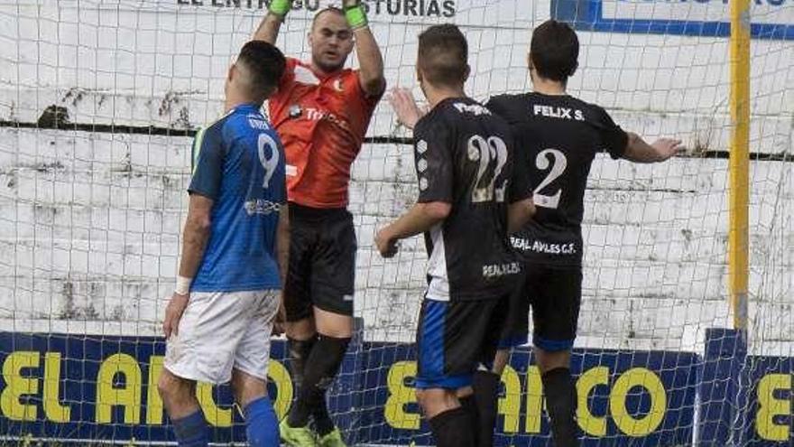 El portero del Avilés Guille atrapa un balón, ayer, en El Florán.