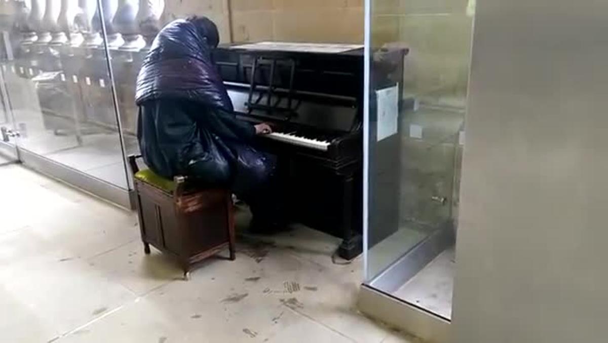 Un joven vagabundo emociona a los pasajeros de la estación central de Newcastle cuando se pone a tocar piezas de Beethoven al piano.