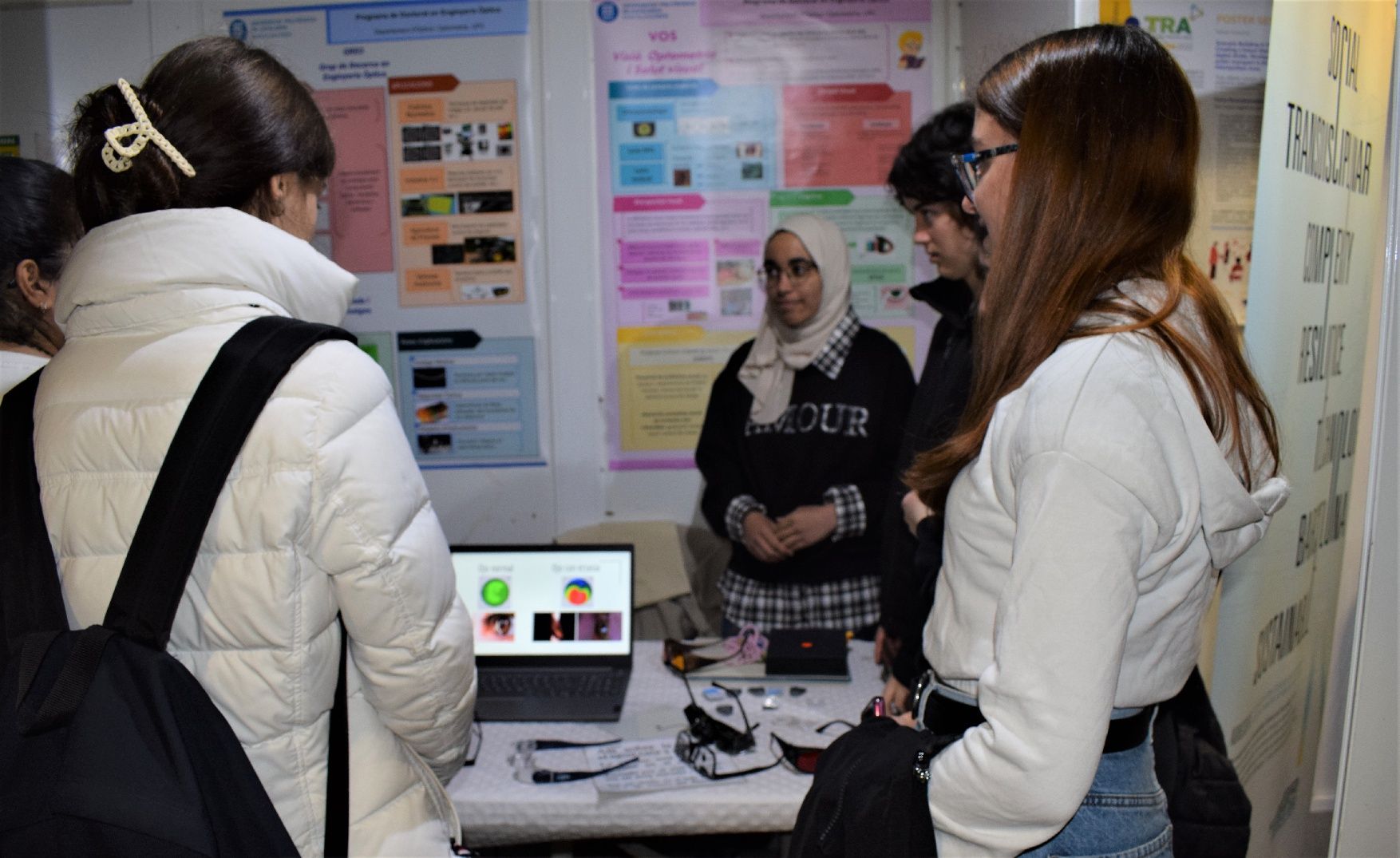 Els estudiants descobreixen projectes científics a la Fira del Coneixement de Berga