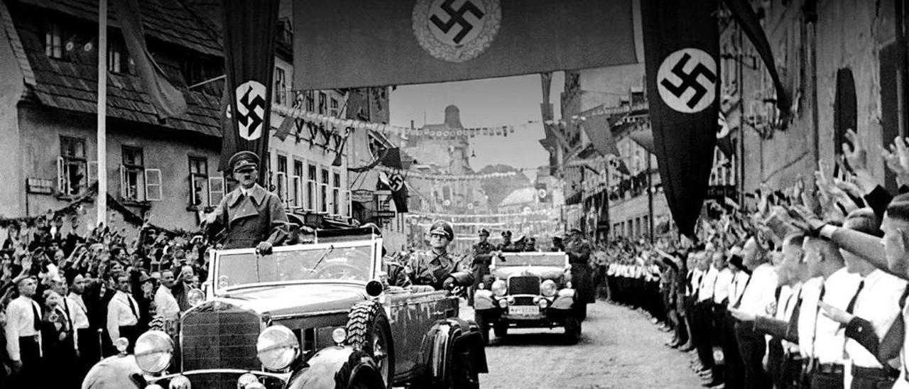 Adolf Hitler entrando en Austria logo do Anschluss (1938).