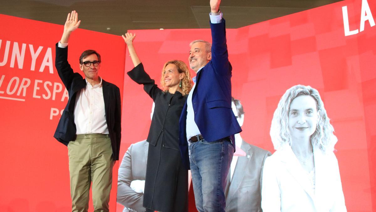 Pla conjunt del primer secretari del PSC, Salvador Illa, la candidata del partit Meritxell Batet i l'alcalde de Barcelona, Jaume Collboni