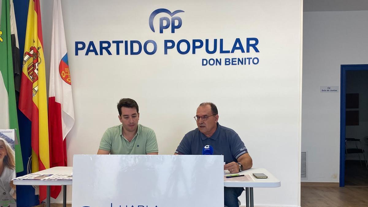 Álvaro Ballesteros (izquierda) y Ángel Valadés (derecha), ambos del PP, en sala de prensa.