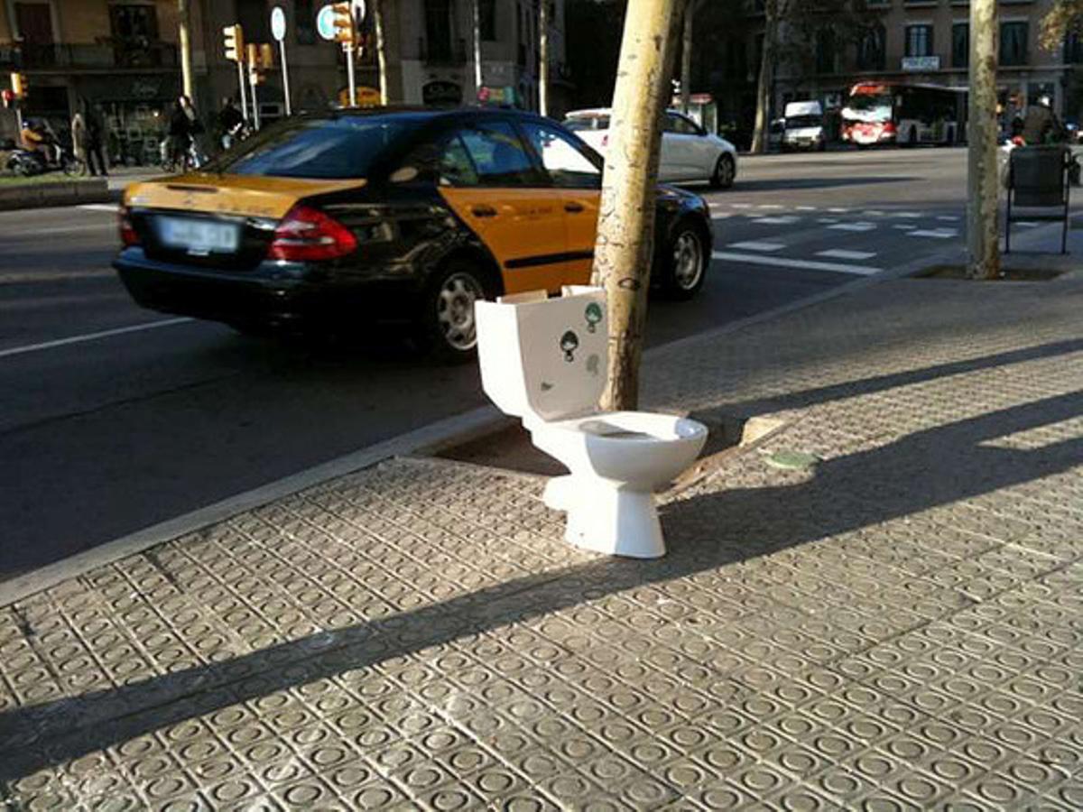 Al lavabo ’públic’ li falta paper higiènic. Dimarts passat vaig veure aquest vàter en plena via pública, en una vorera del passeig de Sant Joan de Barcelona, al costat de la plaça de Tetuan. Sé que falten serveis públics a la ciutat, però no fins a arribar a aquests extrems. El que l’hagi deixat així, al carrer, s’ha passat de la rosca. ¿No sap que l’ajuntament té una brigada de recollida de mobles i trastos vells? Per cert: l’autor, almenys, hi podria haver deixat una mica de paper higiènic...