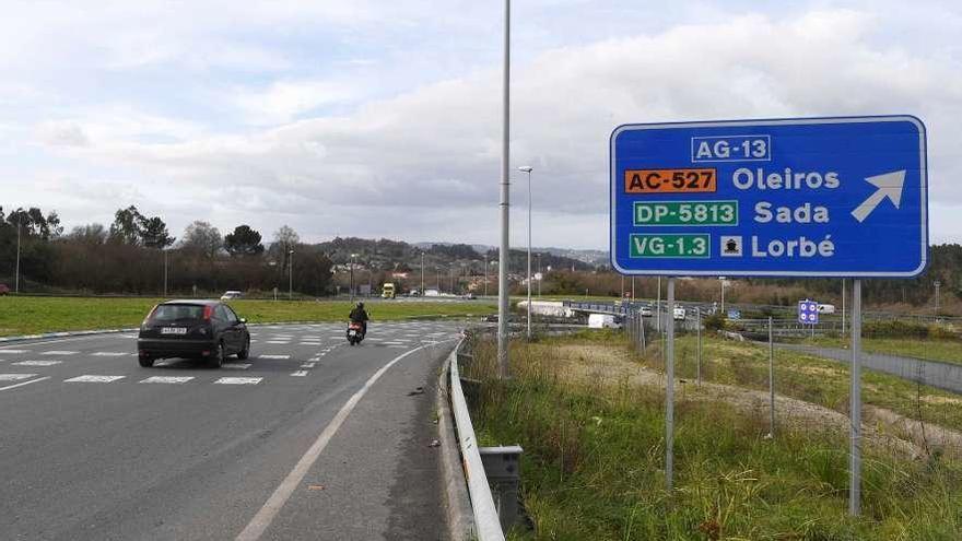 Rotonda en la Nacional-VI donde acaba por ahora la vía ártabra y de donde partirá hacia la AP-9.