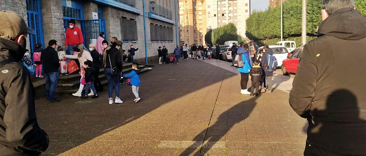 Las familias, ayer, ante el colegio Santa Olaya a primera hora de la mañana.