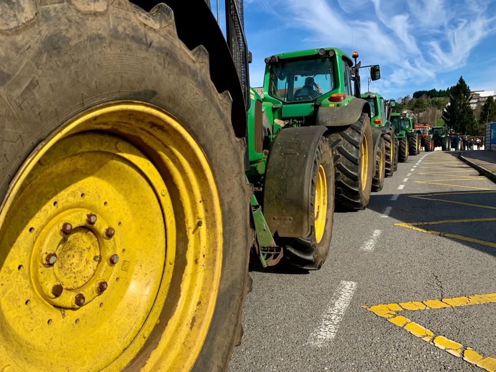 Los agricultores bloquean Santiago: las imágenes de la tractorada frente a la Xunta