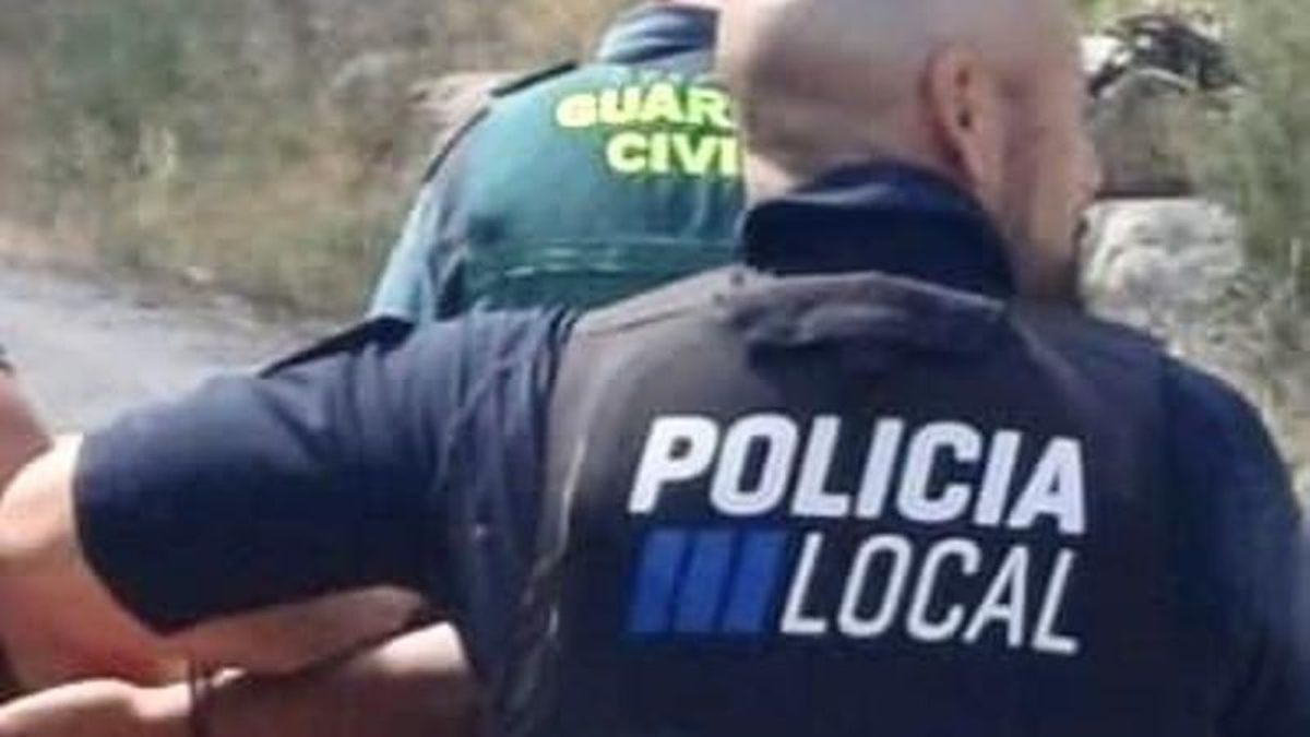 Los agentes con el arrestado.