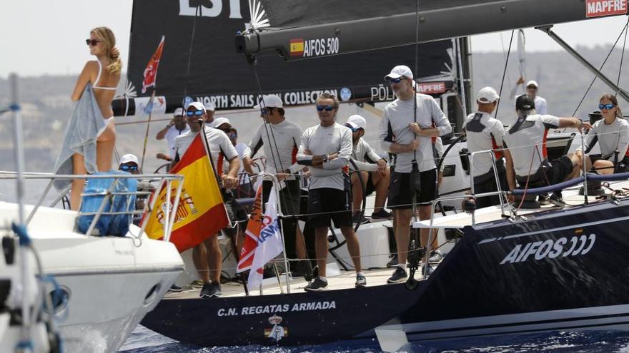 Felipe VI y su ahijada, Martina JÃ¡udenes, se encuentran en alta mar