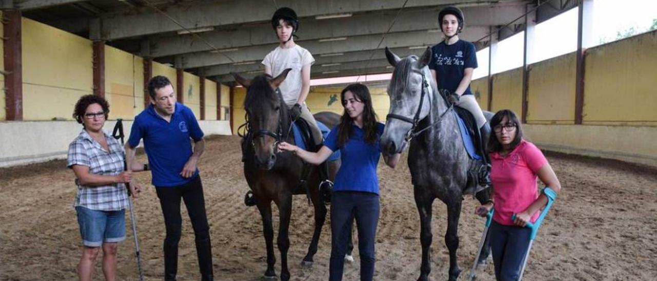 Por la izquierda, María José Secades, Fernando Fernández, Mateo Iglesias, Yaiza Herrera, Loreto Iglesias y Mercedes Álvarez, ayer, antes de comenzar su entrenamiento en El Asturcón. teresa suárez