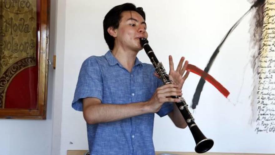 Lucas Vizcarro toca el clarinet durant la classe d&#039;ahir