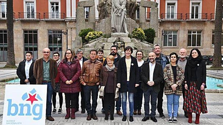 Miembros del BNG, en los jardines de Méndez Núñez.