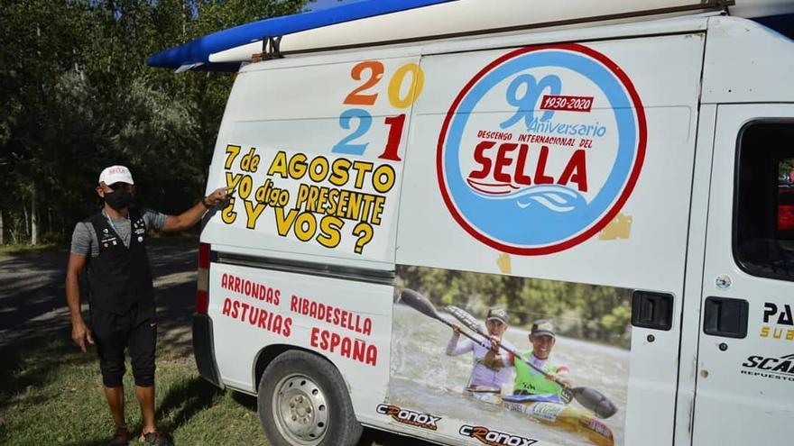 Omar Linares, con su furgoneta rotulada con el aniversario del Sella.