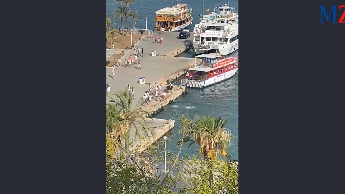 Urlauber stürzen sich am 15.7. am Muelle de las Golondrinas ins Meer.