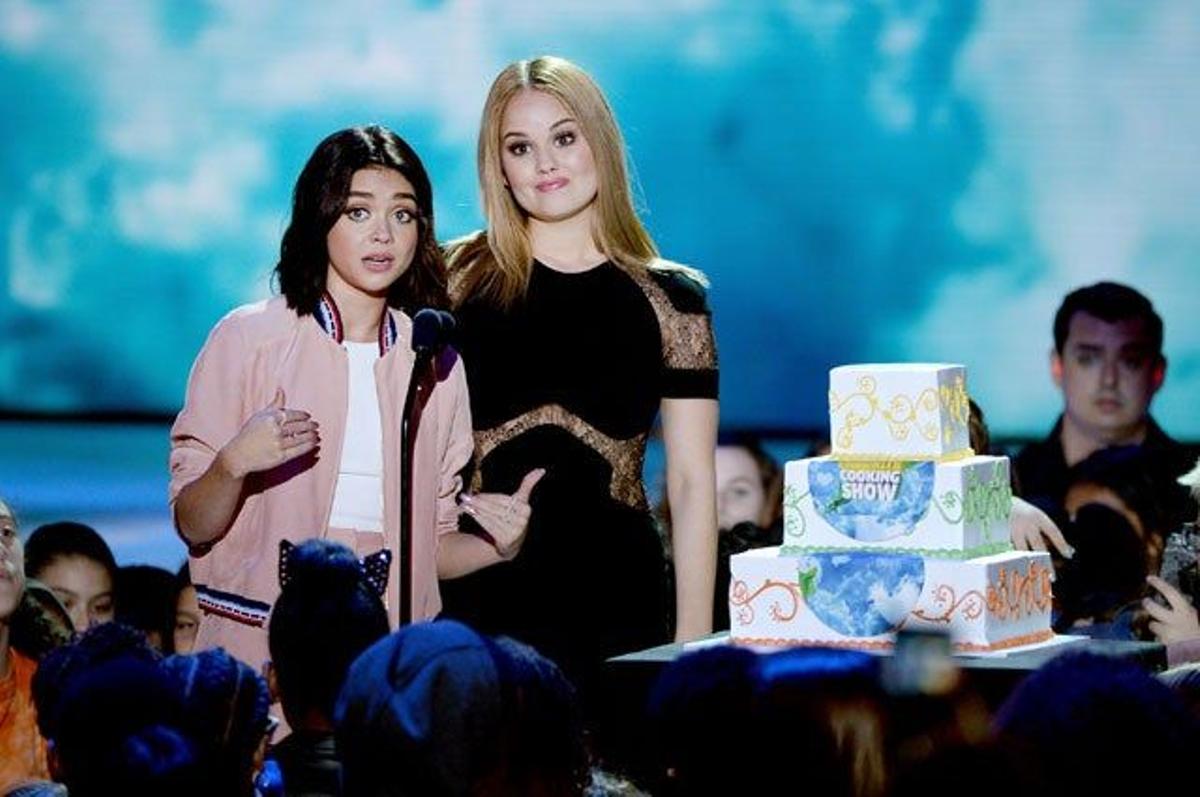 Sarah Hyland y Debbie Ryan sobre el escenario de los Kids' Choice Awards 2016.