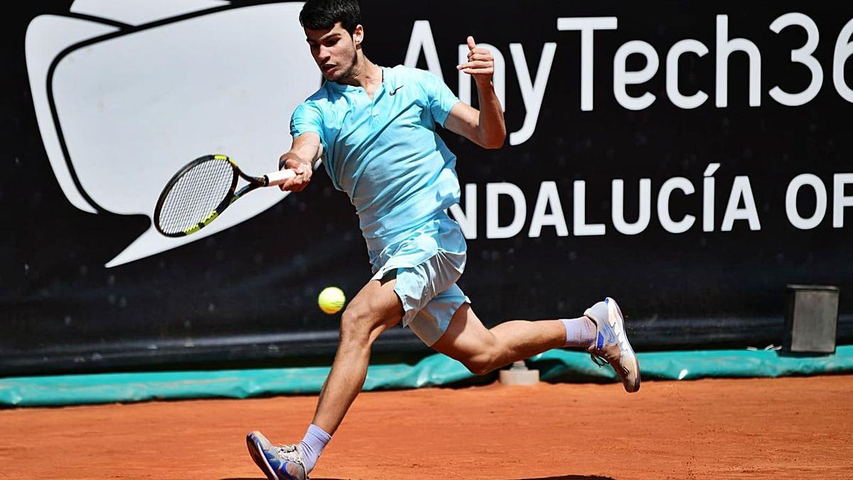 El joven Carlos Alcaraz durante su duelo ante Milojevic en Marbella.