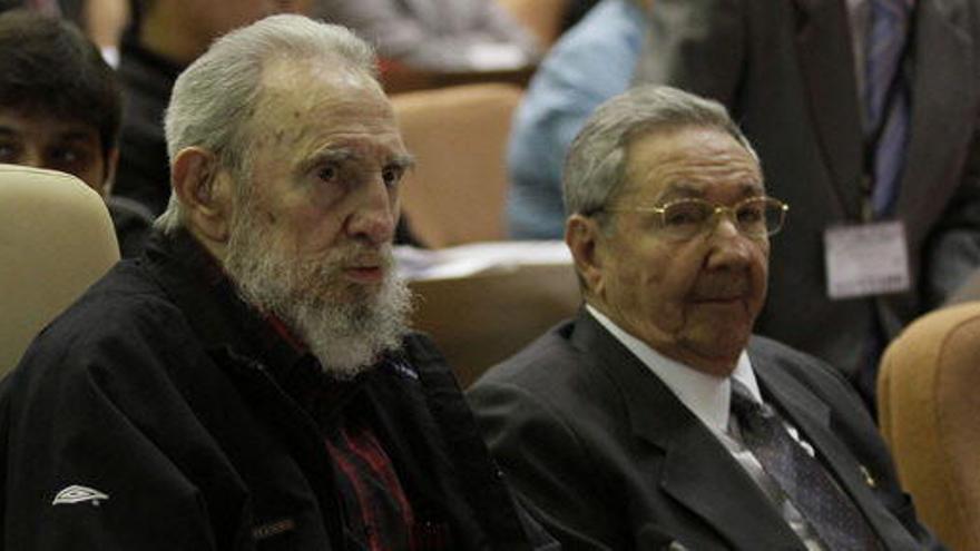 Raúl Castro, junto a su hermano Fidel.