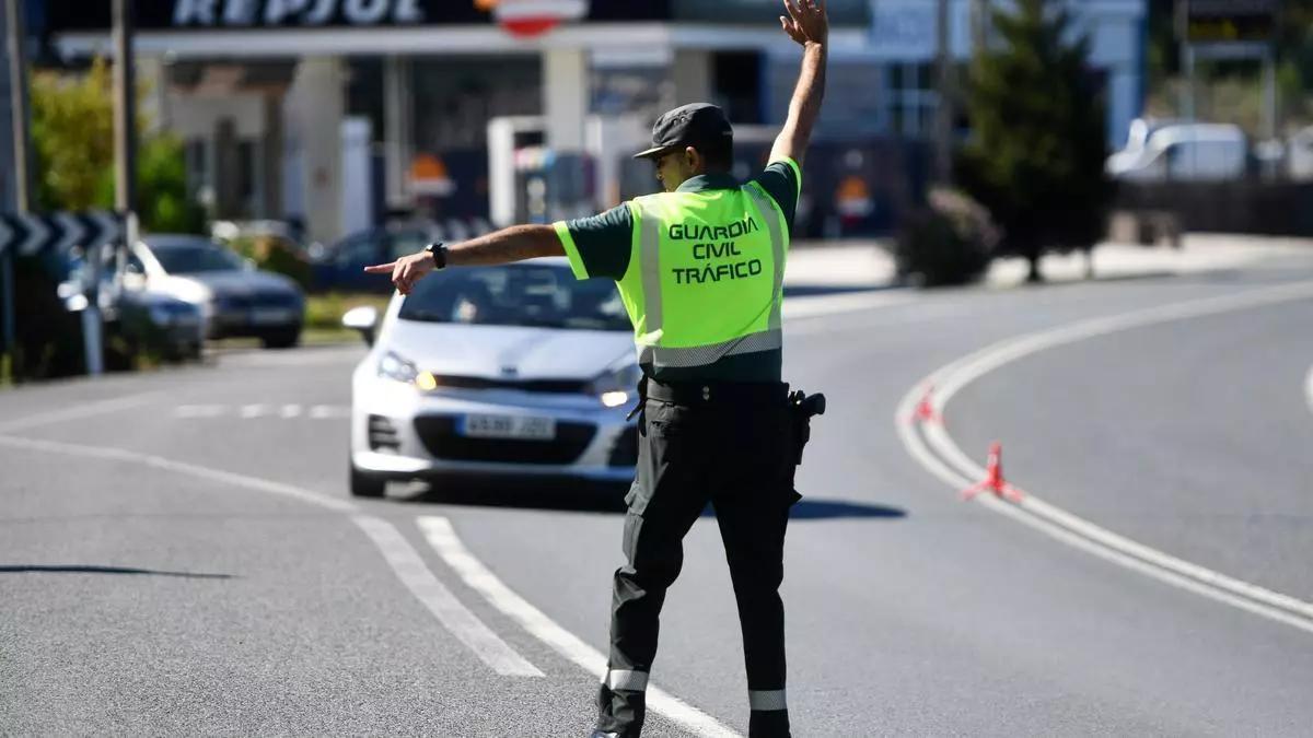 La Guardia Civil realizará controles intensivos de luces y neumáticos en las carreteras gallegas hasta el 24 de octubre