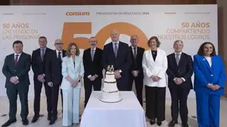 Consum reparte la gran tarta del 50º aniversario con clientes y trabajadores en 500 tiendas