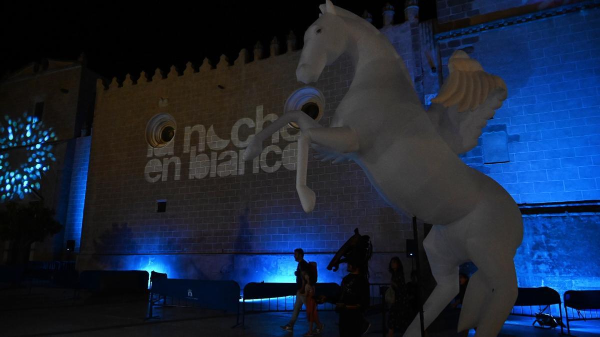 El caballo del pasacalles junto a la catedral durante La Noche en Blanco.