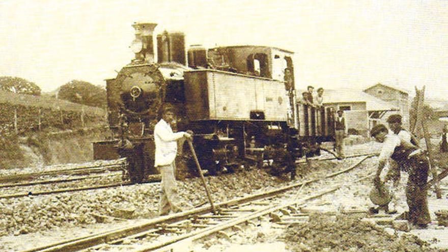 Labores de mantenimiento de la línea del ferrocarril a su paso por Carreño, entre 1910 y 1912.