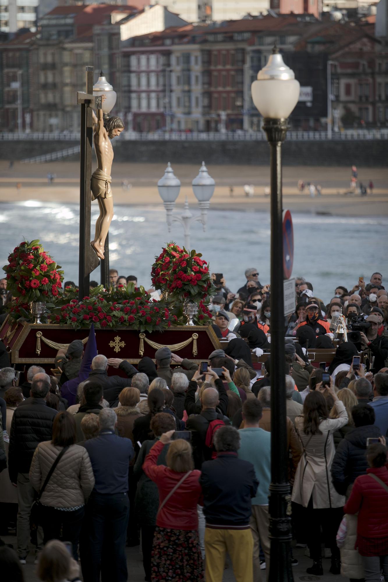 EN IMÁGENES: Gijón arropa al Cristo de los Mártires en su regreso a las calles