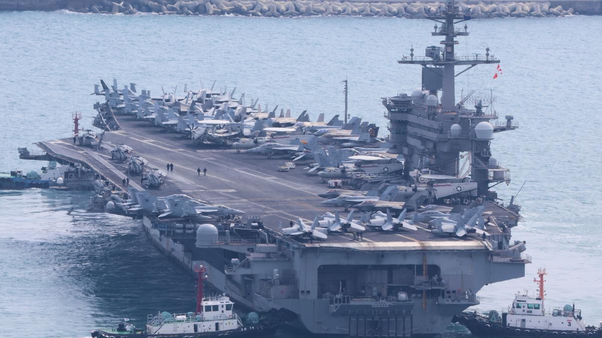 El portaaviones de propulsión nuclear USS Carl Vinson zarpa de una base naval en la ciudad portuaria de Busan, en el sureste de Corea del Sur, el 7 de marzo de 2025, mientras Corea del Sur y Estados Unidos se preparan para iniciar el ejercicio anual Freedom Shield