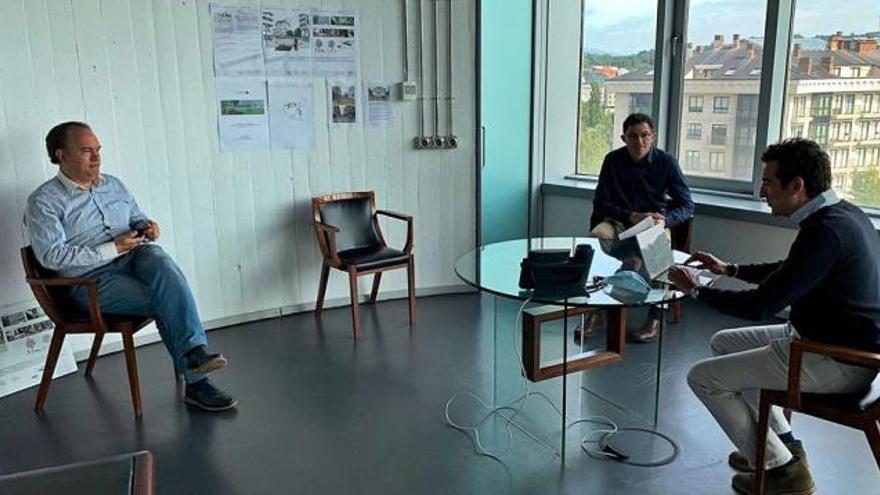 José Crespo y César Reboredo, durante su reunión de ayer con Óscar Aragón en el consistorio lalinense.