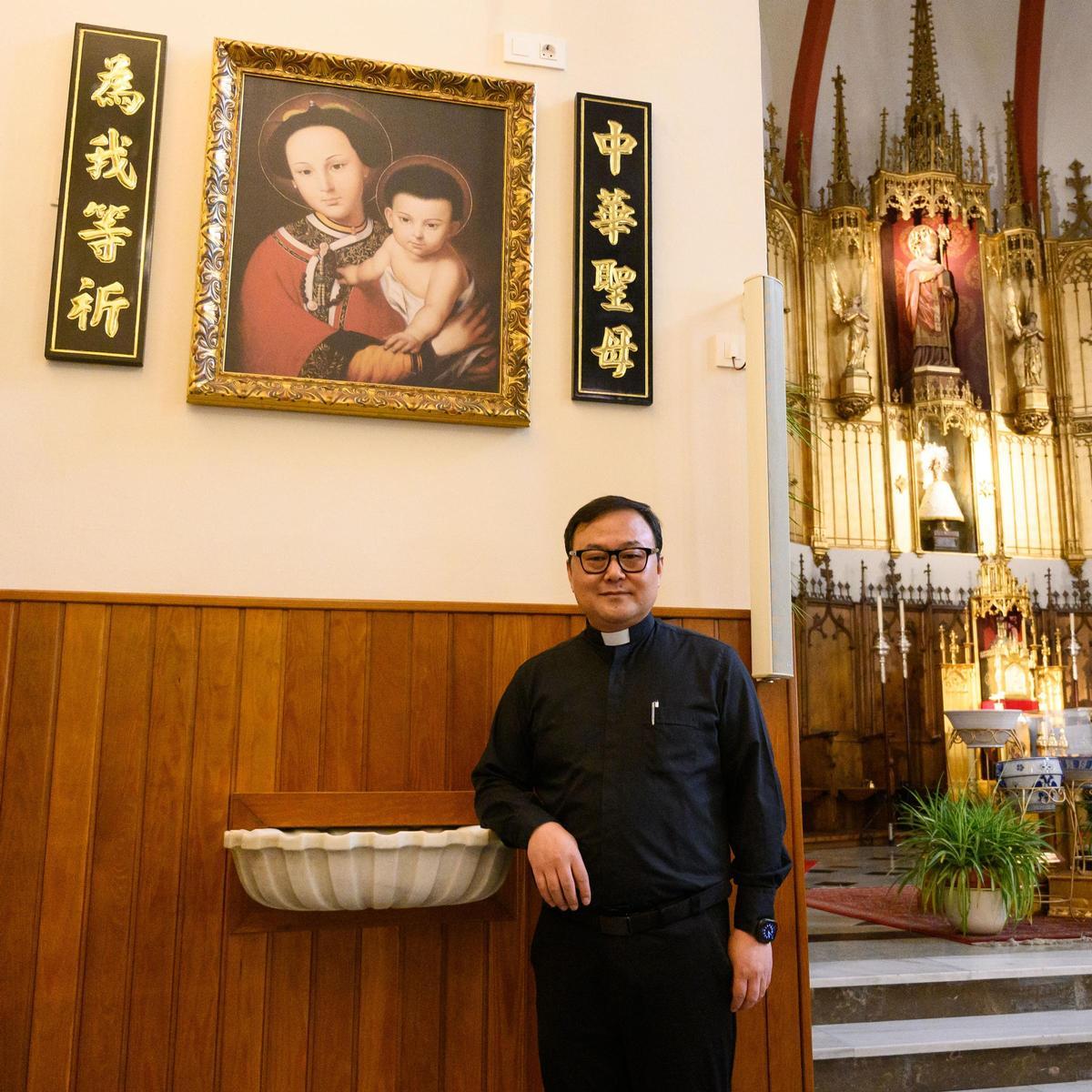 El padre Lucas, junto a una virgen María con rasgos asiáticos.