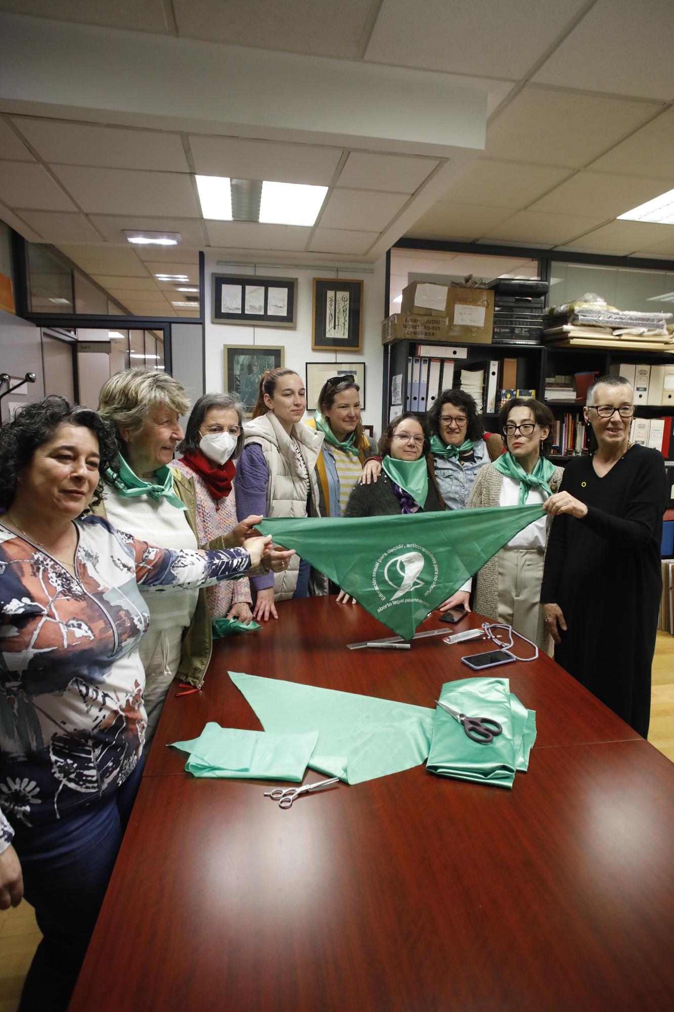 En imágenes: Las feministas de Gijón se preparan para la manifestación en Valladolid por el derecho al aborto