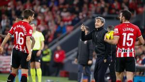 Ernesto Valverde con sus jugadores durante el partido ante el Girona