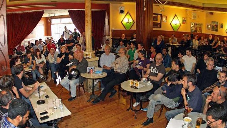 Asistentes a la asamblea de Podemos de ayer, en el Café de Catro a Catro.