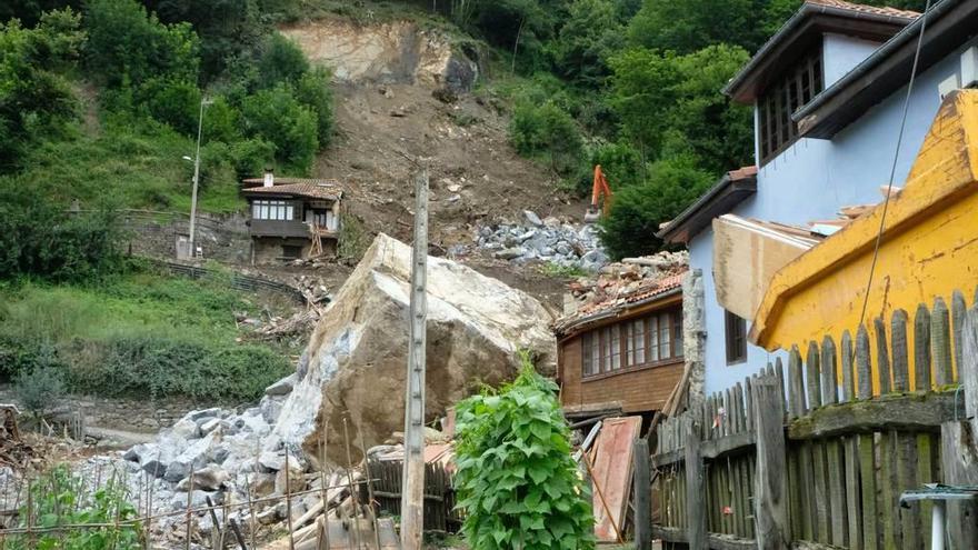 El argayón de La Cortina, con parte de la roca que se ha volado en la zona superior de la imagen.