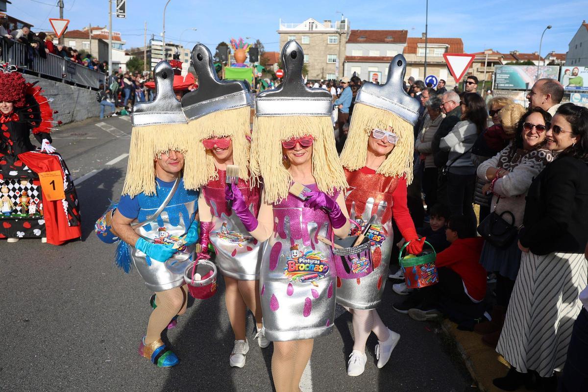 Mujeres disfrazas de brochas en Sanxenxo.