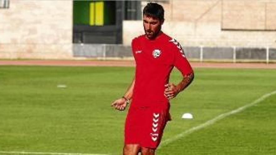 Alberto Escassi controla la pilota durant el primer entrenament.